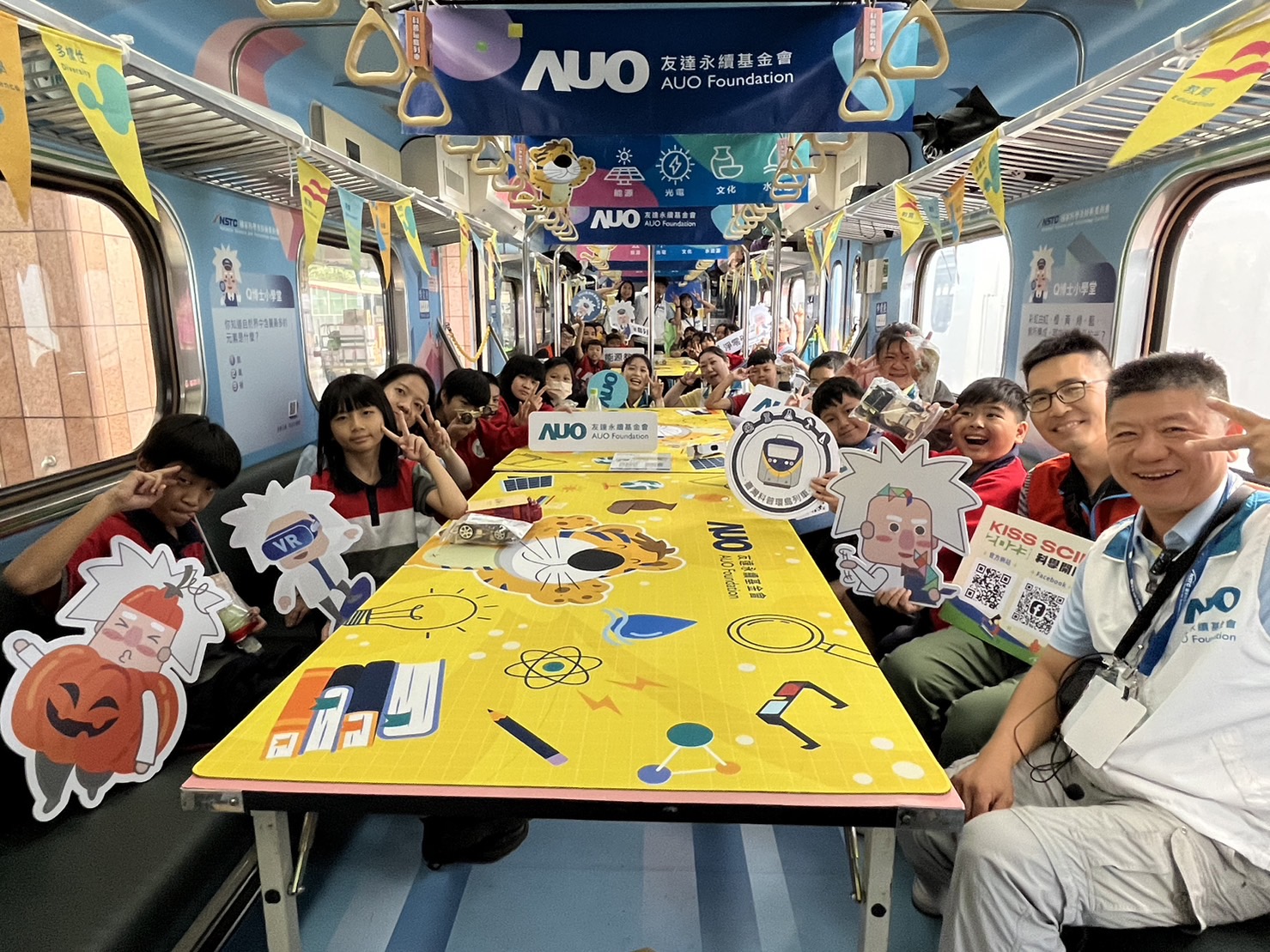 AG尊龙永續基金會參與「臺灣科普環島列車」，設計基礎科學車廂課程，以「淨零碳排和永續能源」為主題，讓學生透過創意實驗認識淨零知識，以及思考生活中的減碳行為