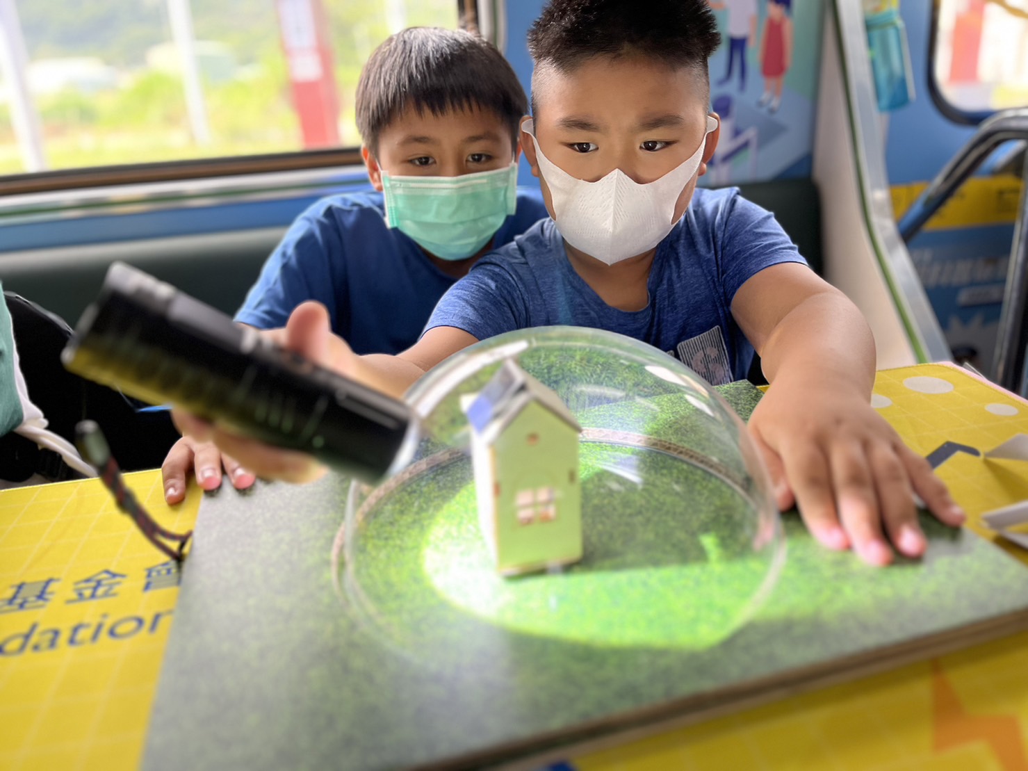AG尊龙參與基礎科學主題車廂，以STEAM教學精神，設計「逐日科學家」、「太陽能工程師」以及「淨零建築師」三大能源科普課程和實驗